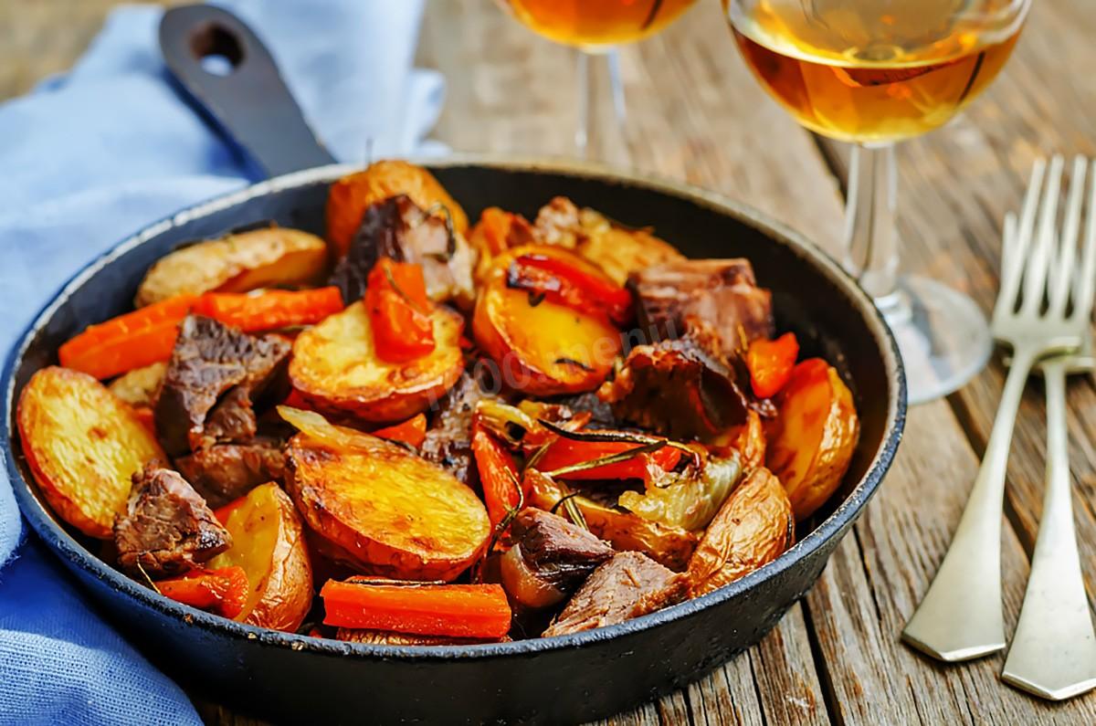 Обложка рецепта Картошка с мясом и луком на сковороде
