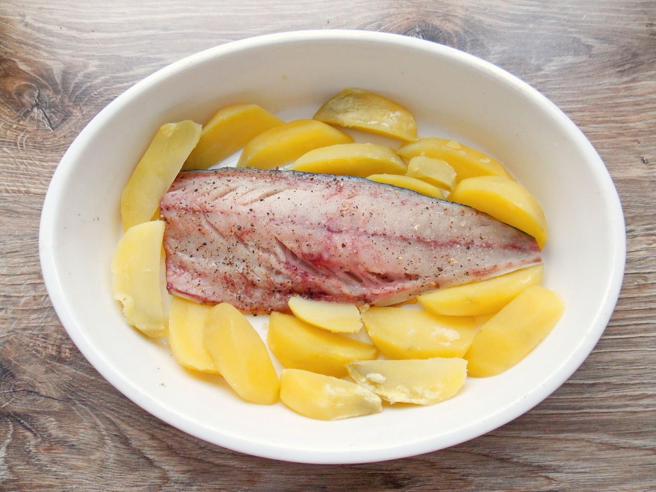 Шаг 8 приготовления Скумбрия с сыром запеченная в духовке