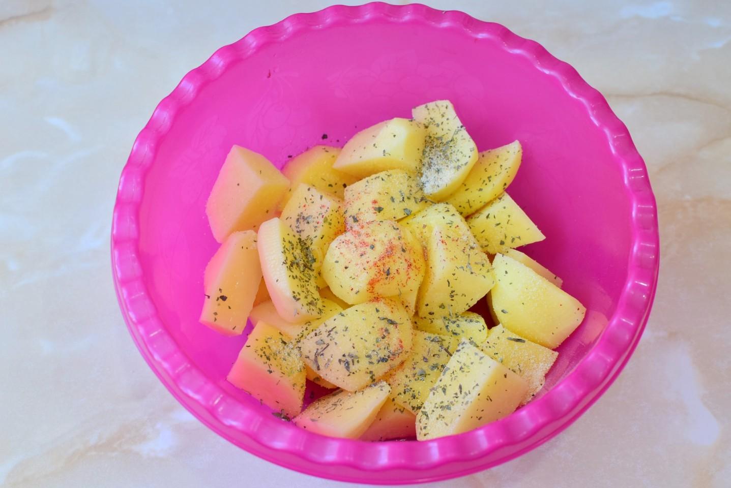 Шаг 3 приготовления Куриные ножки в рукаве с картошкой
