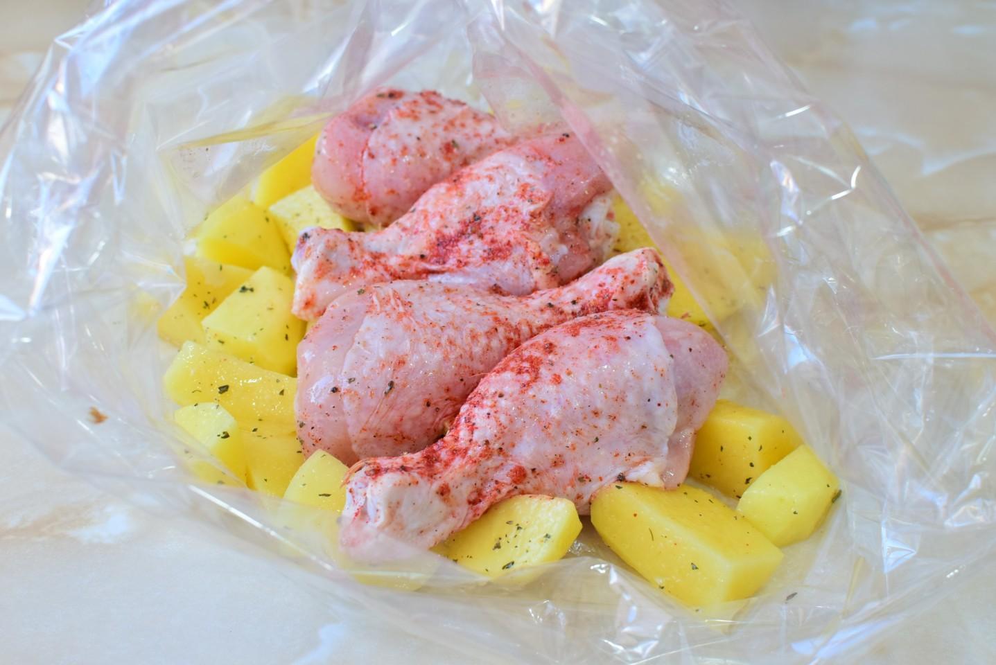 Шаг 4 приготовления Куриные ножки в рукаве с картошкой