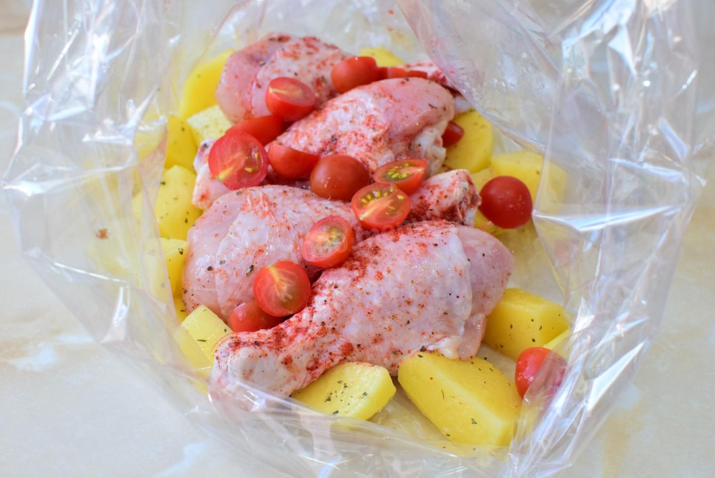 Шаг 5 приготовления Куриные ножки в рукаве с картошкой