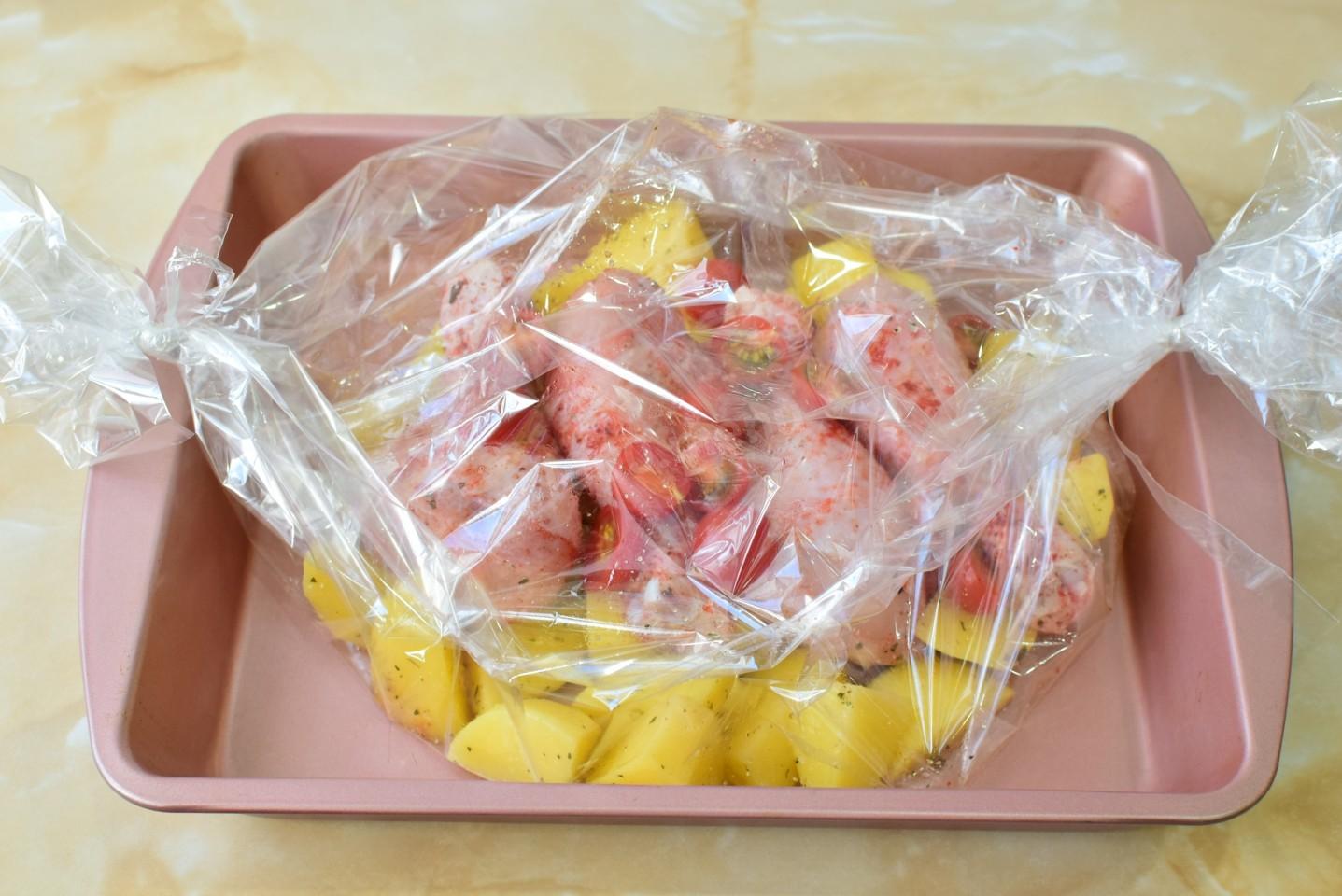 Шаг 6 приготовления Куриные ножки в рукаве с картошкой