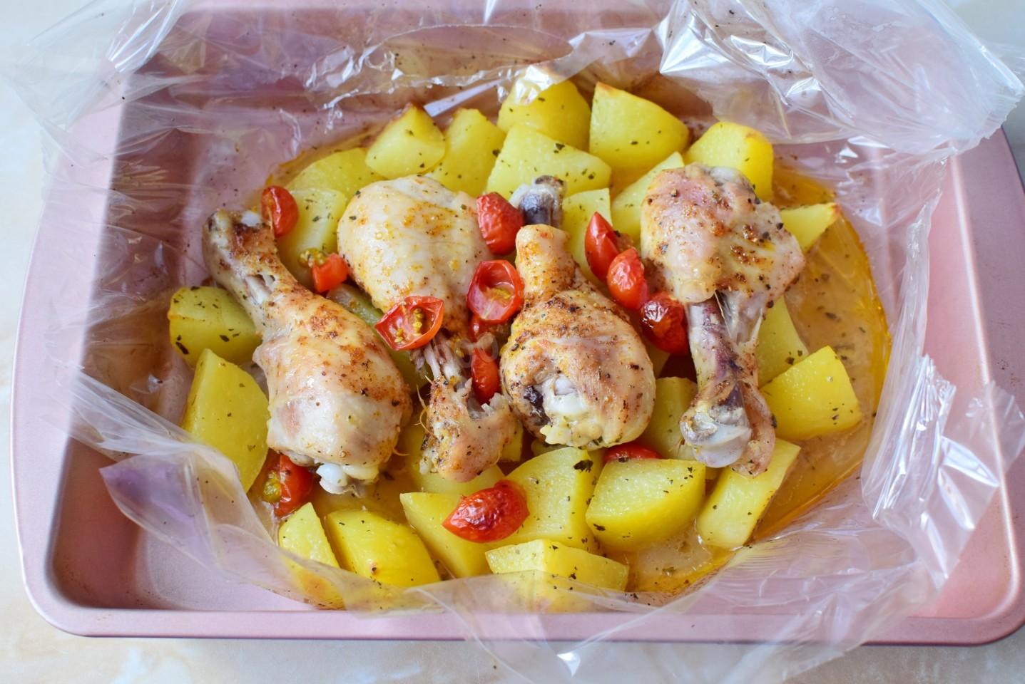 Шаг 7 приготовления Куриные ножки в рукаве с картошкой