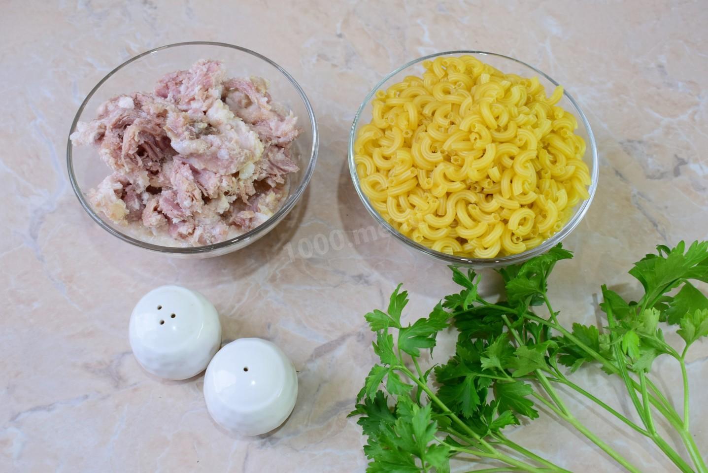 Шаг 1 приготовления Макароны с тушенкой в кастрюле
