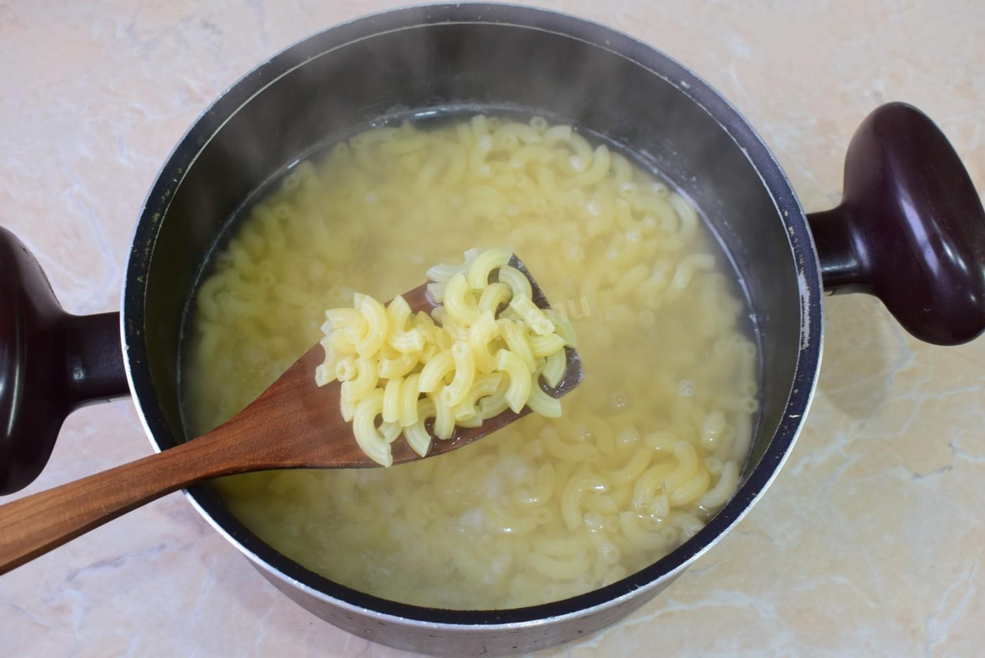 Шаг 2 приготовления Макароны с тушенкой в кастрюле