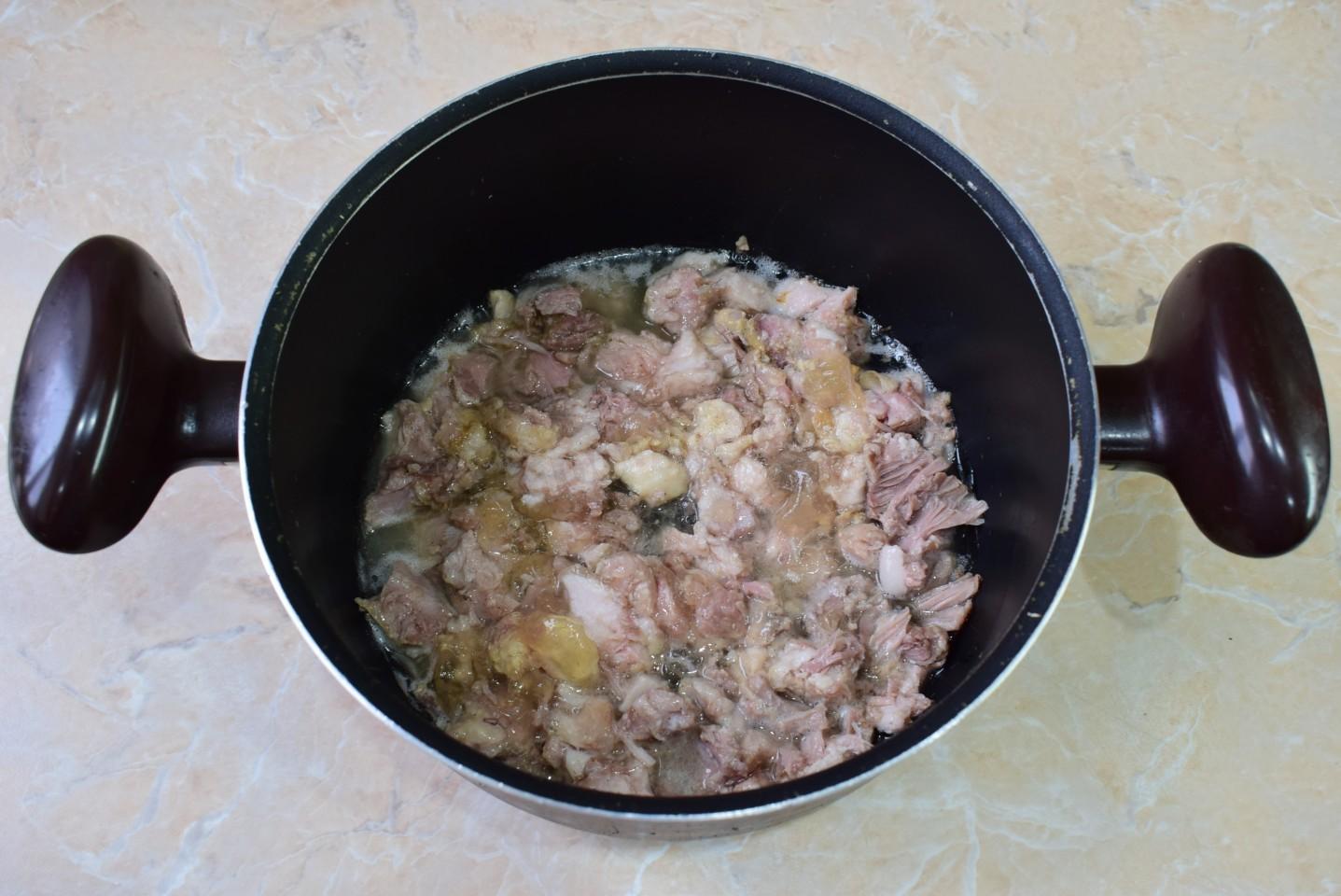 Шаг 4 приготовления Макароны с тушенкой в кастрюле