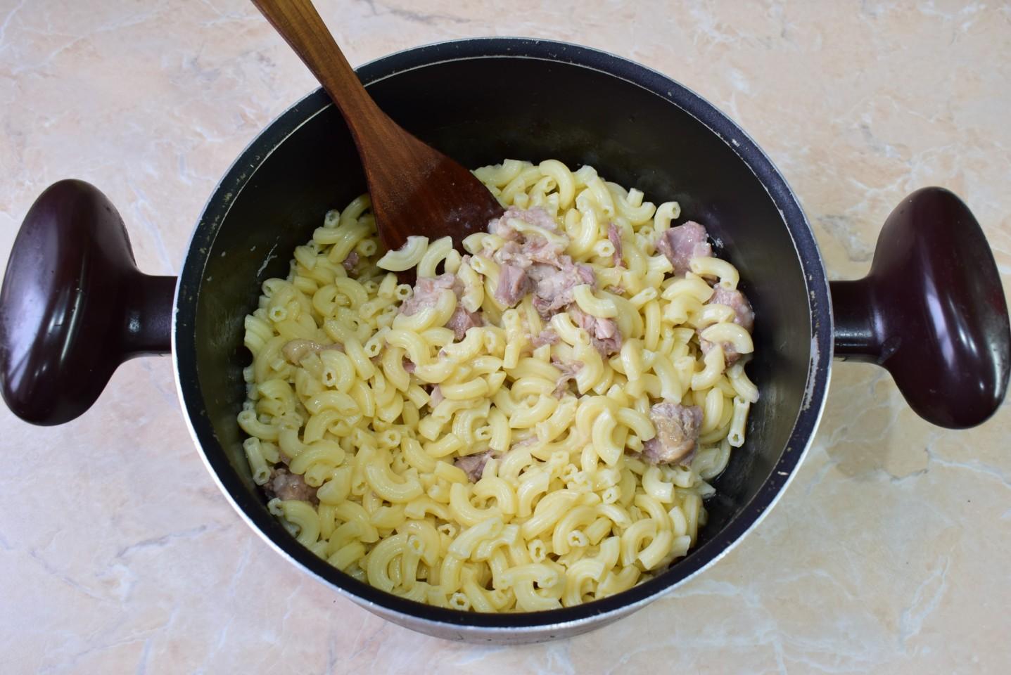 Шаг 5 приготовления Макароны с тушенкой в кастрюле