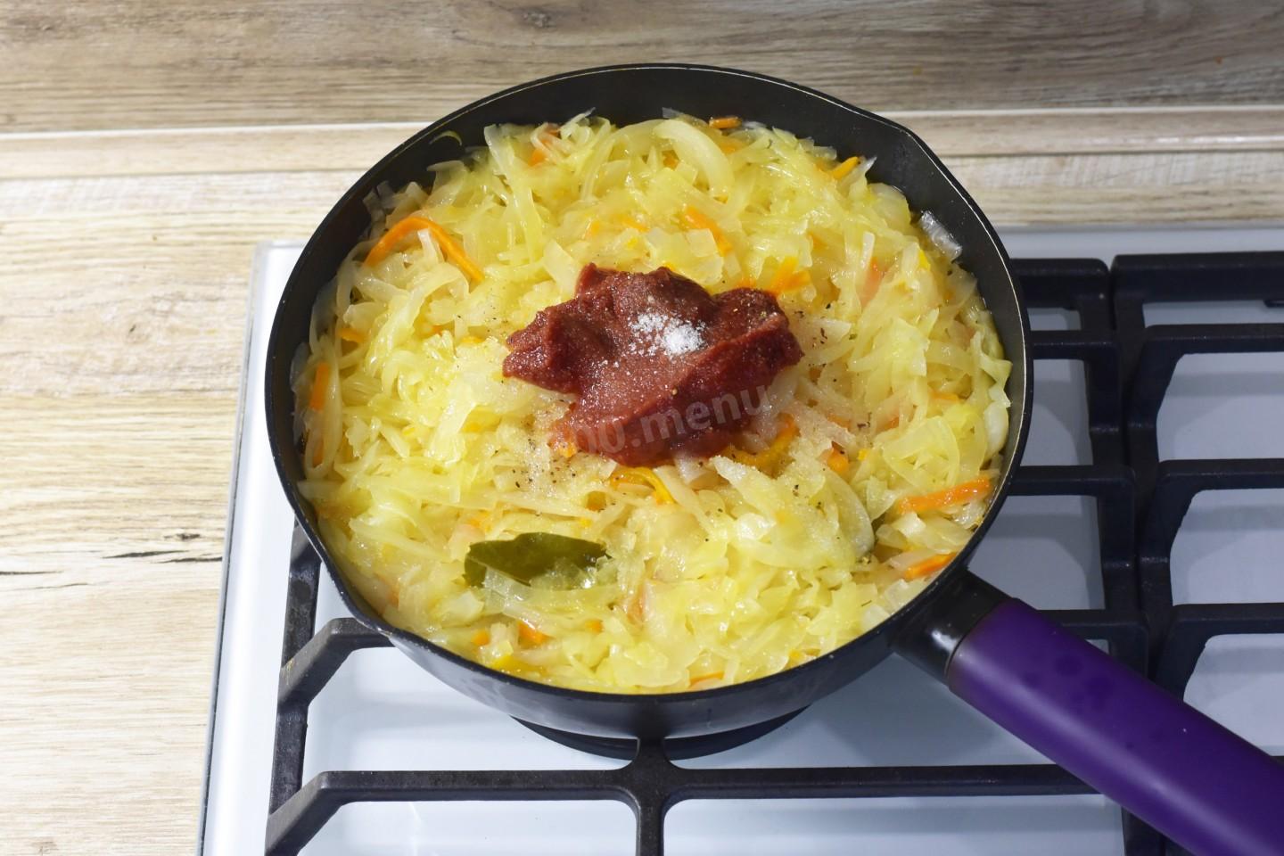 Шаг 9 приготовления Тушеная квашеная капуста на сковороде