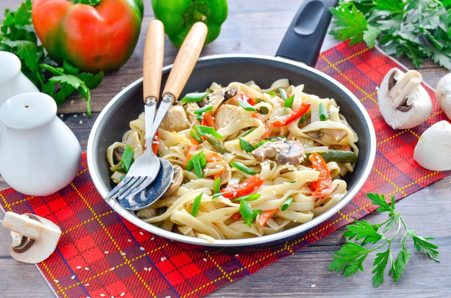 Шаг 12 приготовления Лапша с грибами и курицей