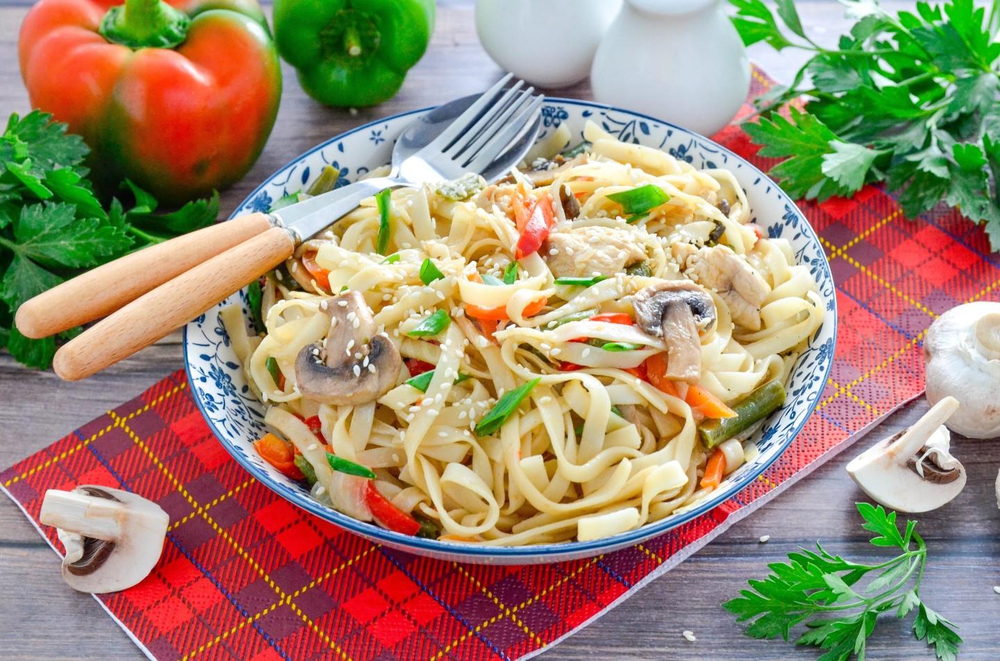 Обложка рецепта Лапша с грибами и курицей