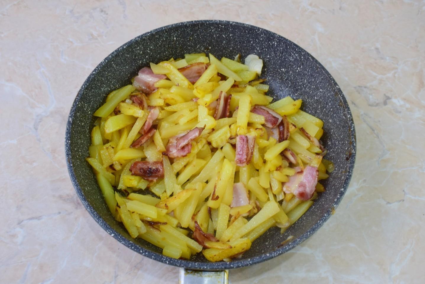 Шаг 7 приготовления Картошка с беконом на сковороде