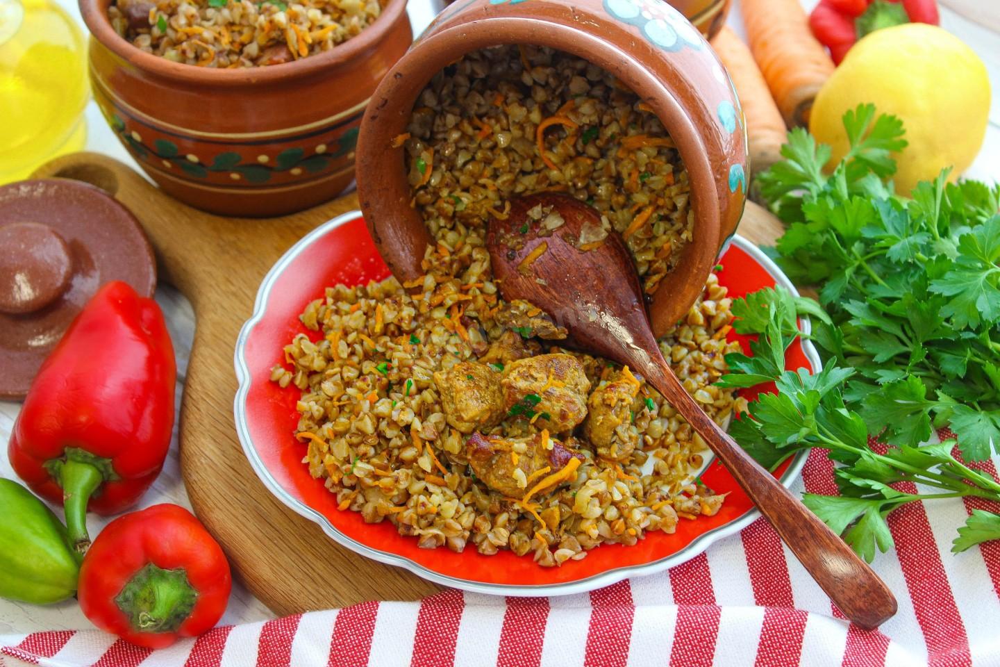 Обложка рецепта Гречка с мясом в горшочках в духовке