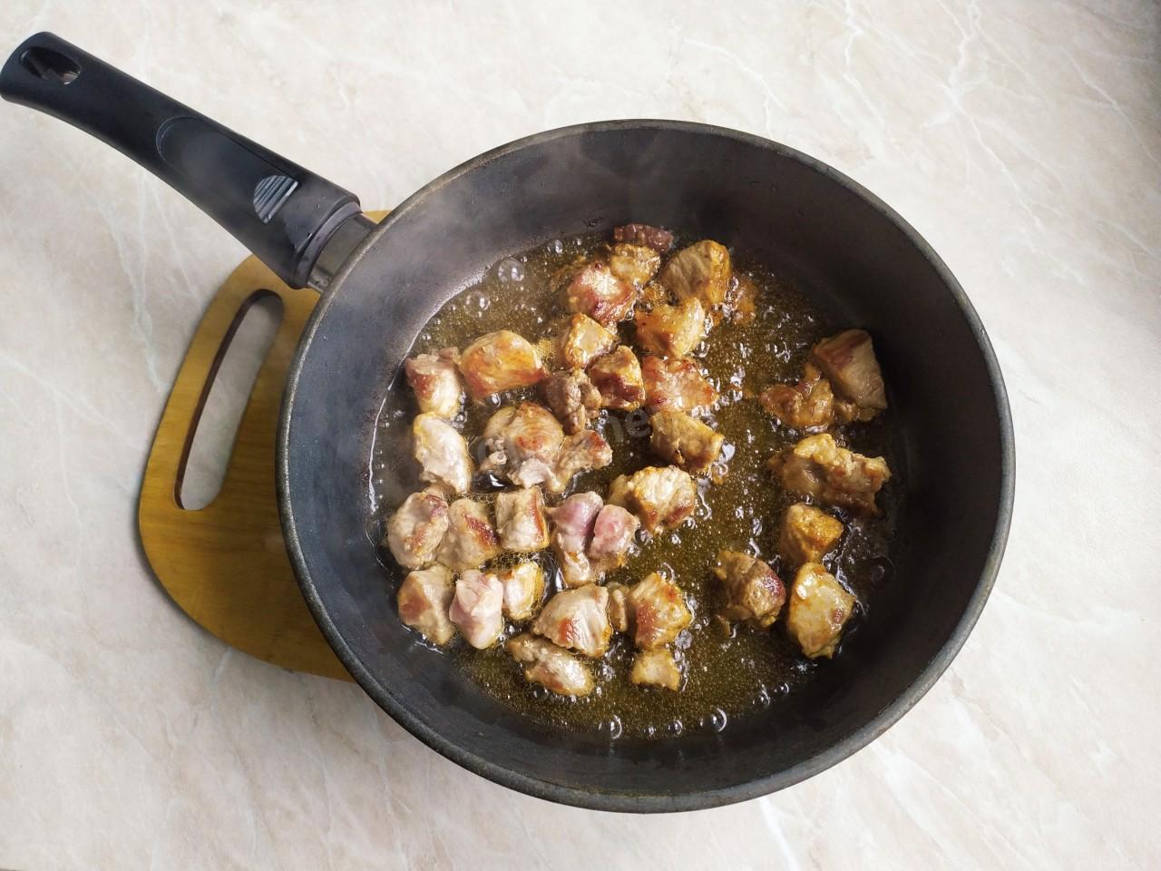 Шаг 3 приготовления Гречка с мясом в горшочках в духовке