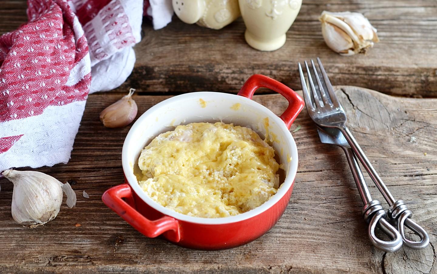 Шаг 10 приготовления Курица с сыром в духовке со сметаной