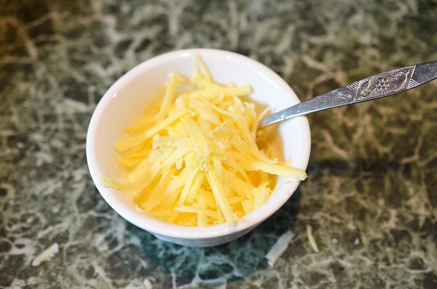Шаг 3 приготовления Курица с сыром в духовке со сметаной