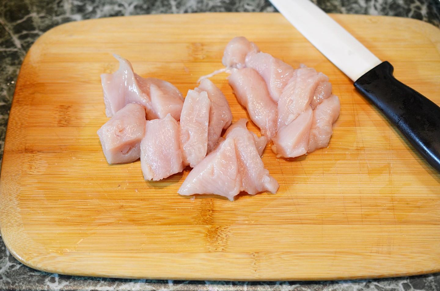 Шаг 4 приготовления Курица с сыром в духовке со сметаной