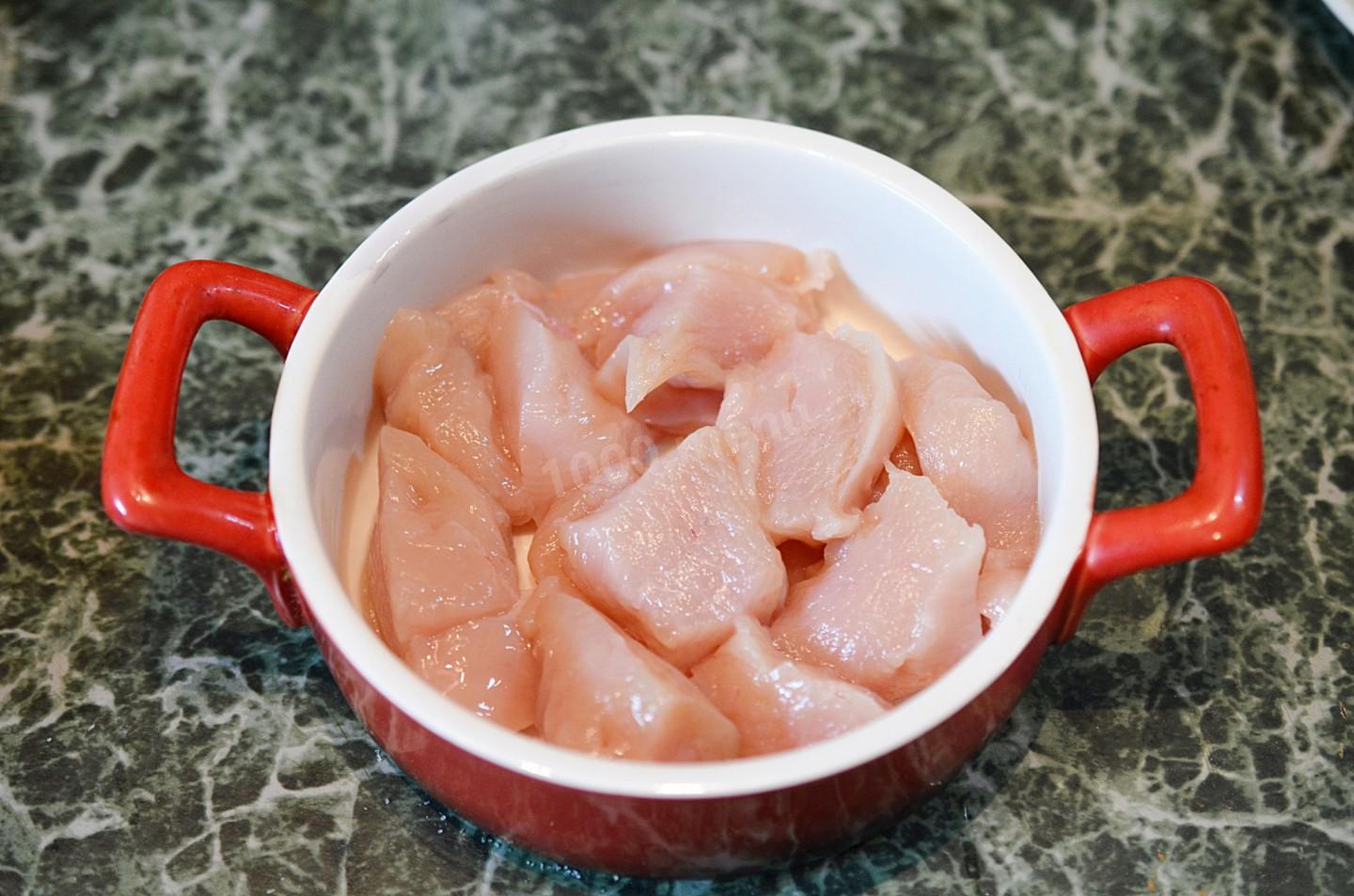 Шаг 5 приготовления Курица с сыром в духовке со сметаной