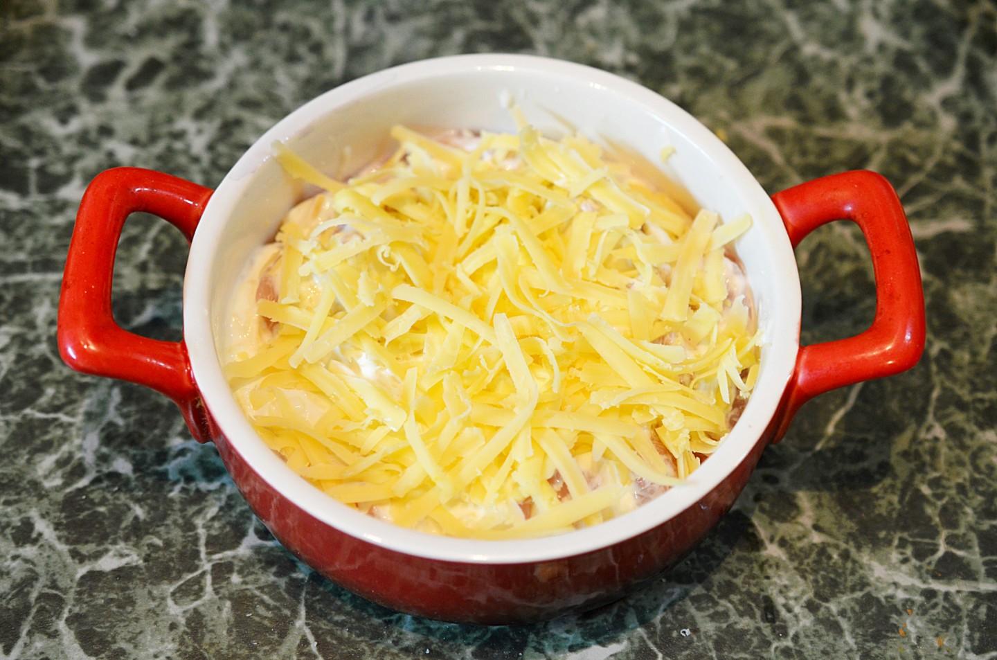 Шаг 8 приготовления Курица с сыром в духовке со сметаной