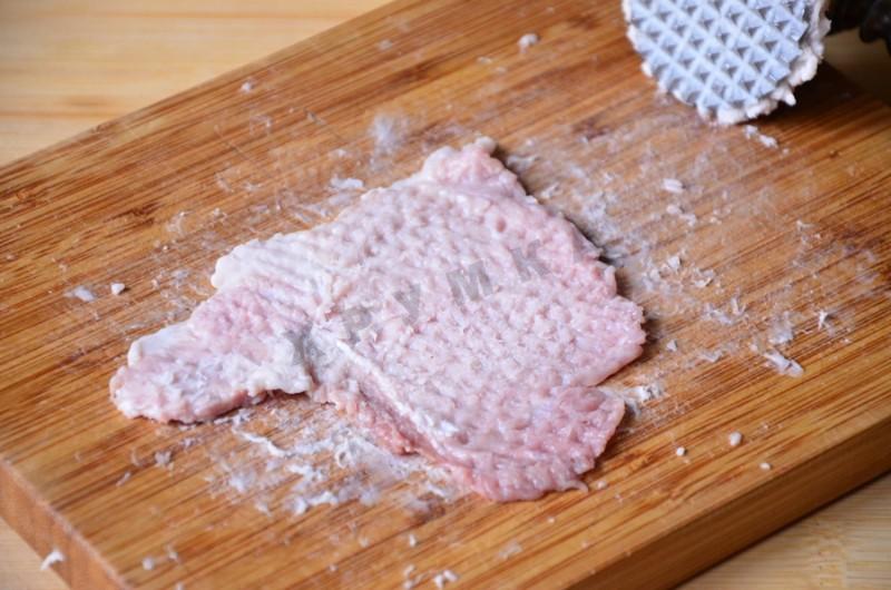 Шаг 5 приготовления Крученики из свинины с грибами