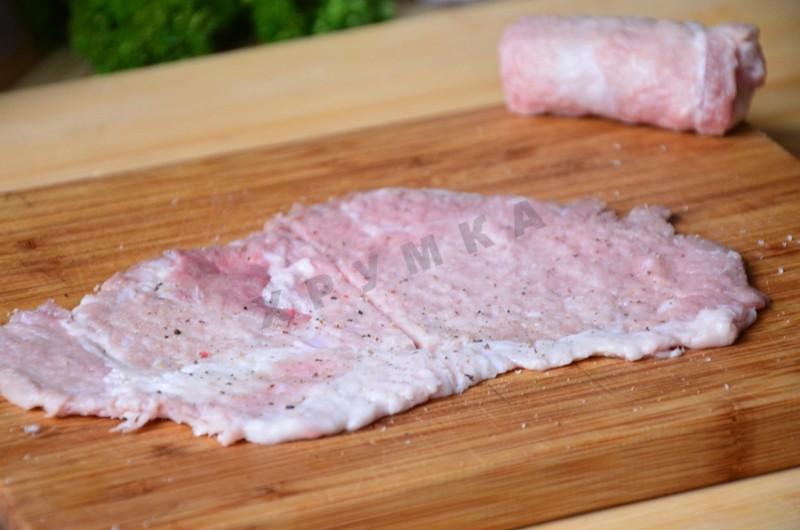 Шаг 7 приготовления Крученики из свинины с грибами