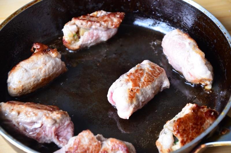 Шаг 8 приготовления Крученики из свинины с грибами