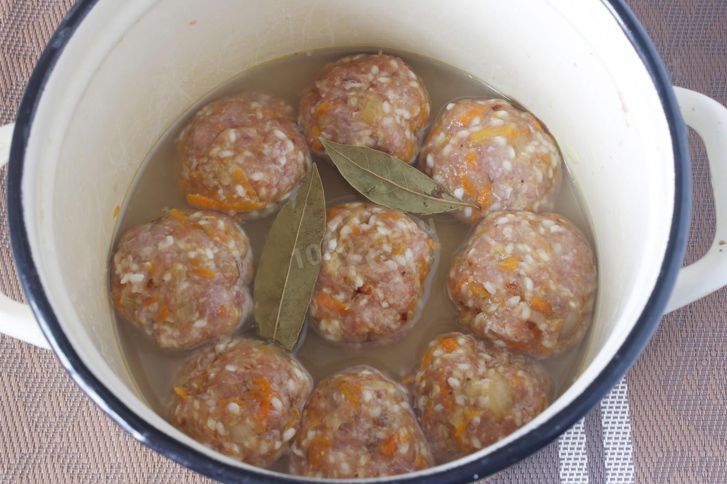 Шаг 7 приготовления Ежики из фарша в сметане