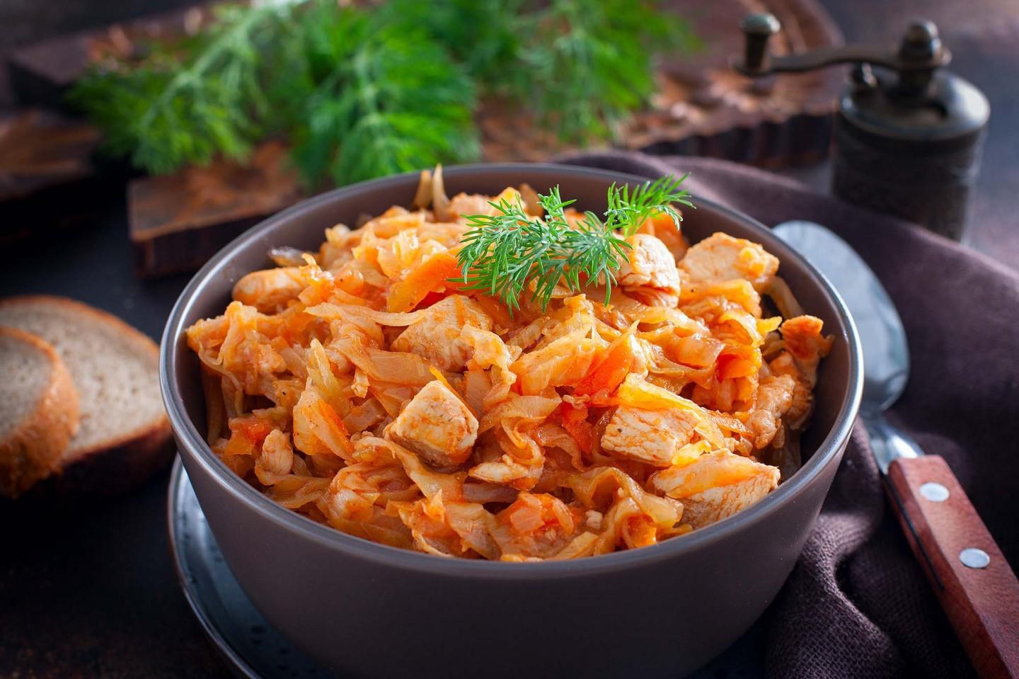 Обложка рецепта Тушеная куриная грудка с капустой на сковороде