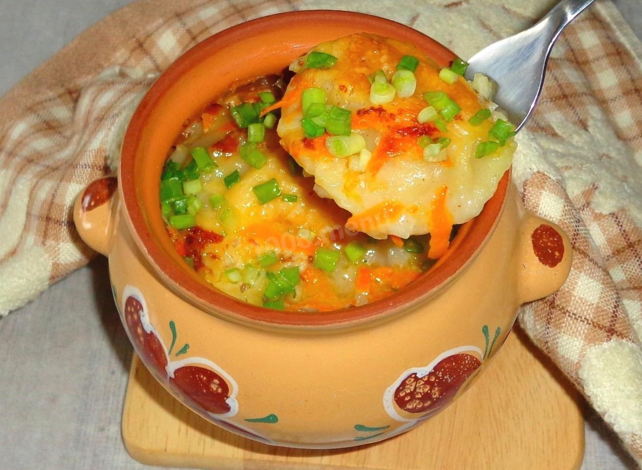 Обложка рецепта Пельмени в горшочках с сыром