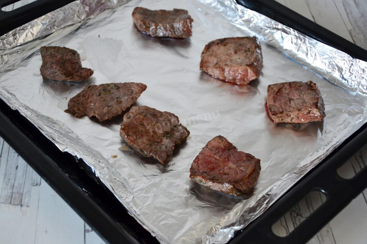 Шаг 5 приготовления Говядина кусочками в духовке сочная и мягкая