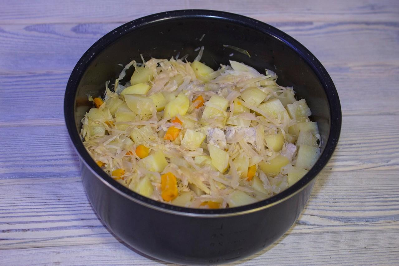 Шаг 12 приготовления Картошка с капустой и мясом в мультиварке