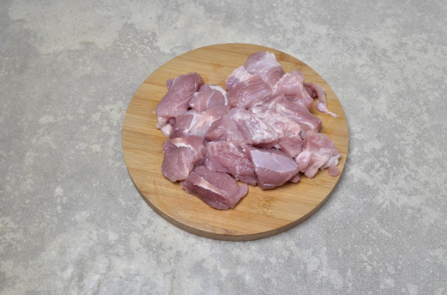 Шаг 2 приготовления Мясо на луковой подушке в духовке