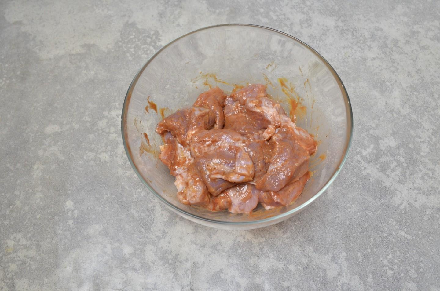 Шаг 4 приготовления Мясо на луковой подушке в духовке