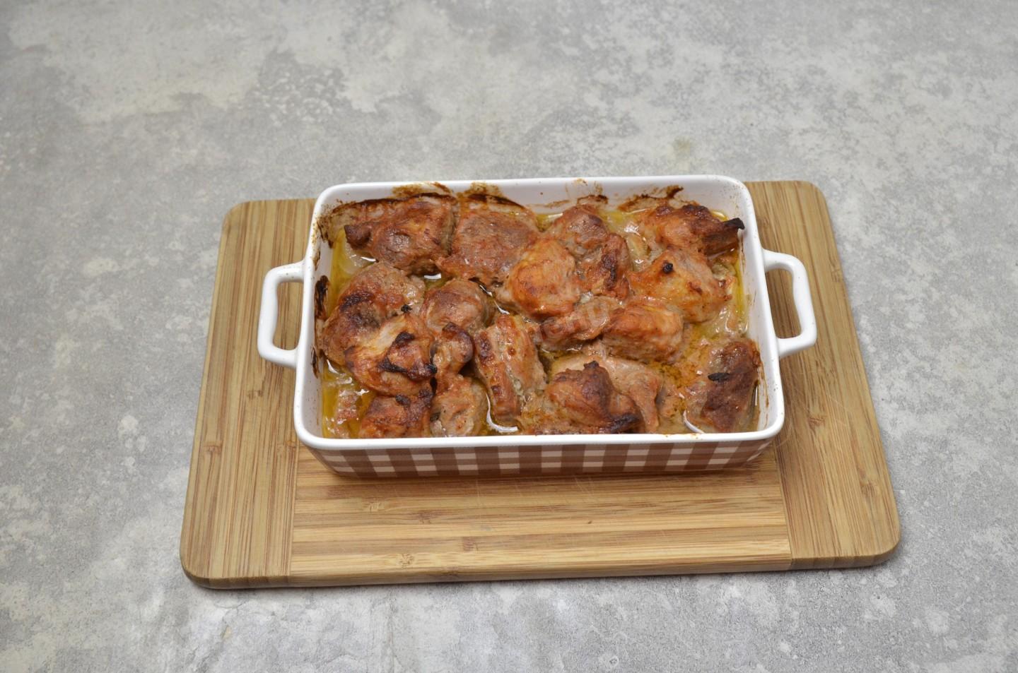 Шаг 8 приготовления Мясо на луковой подушке в духовке