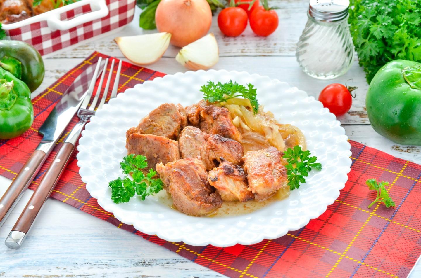 Шаг 9 приготовления Мясо на луковой подушке в духовке