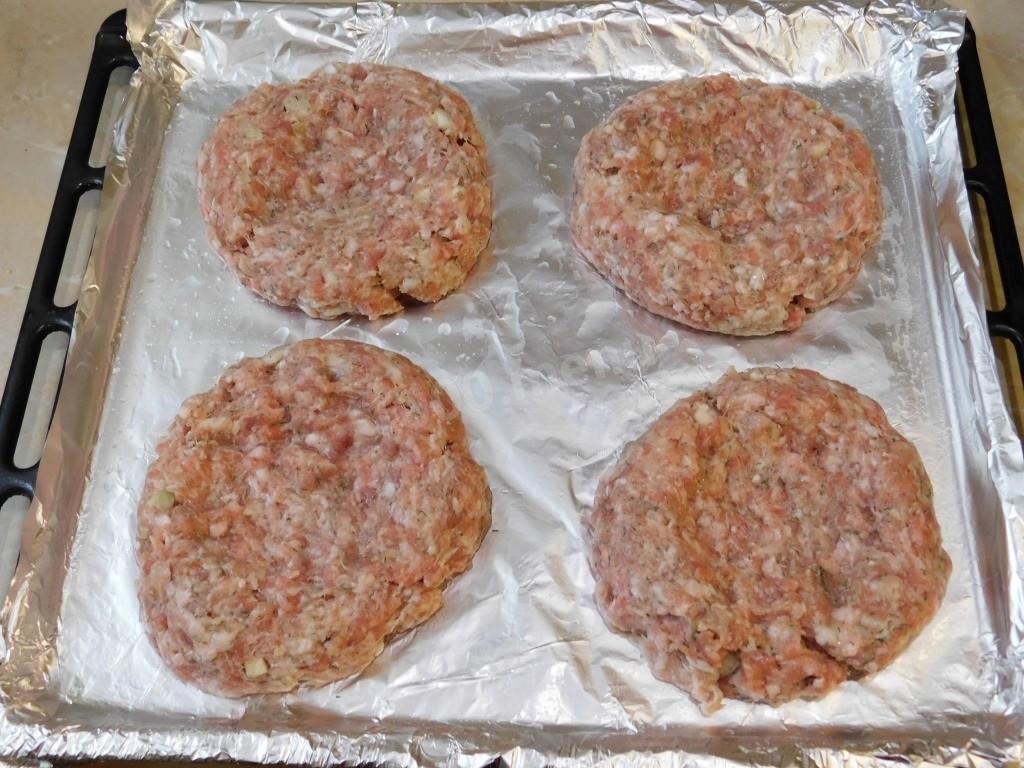 Шаг 3 приготовления Фарш грибы помидоры сыр в духовке