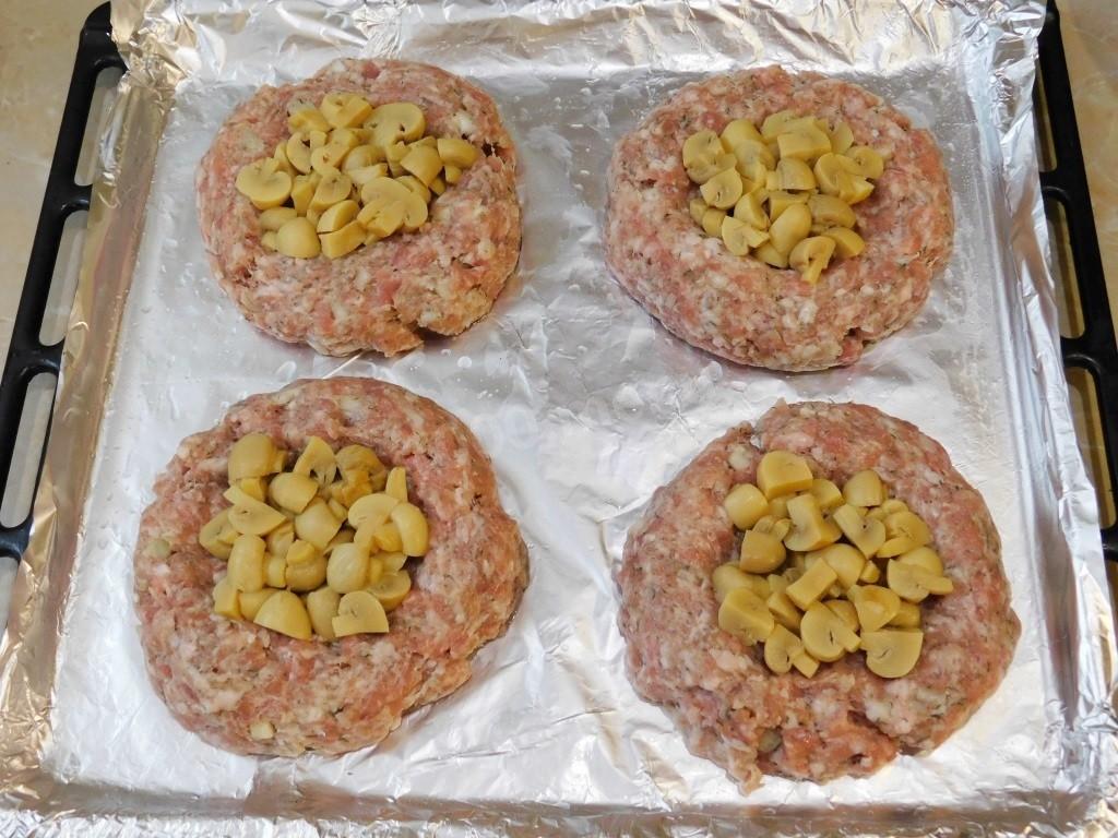 Шаг 4 приготовления Фарш грибы помидоры сыр в духовке