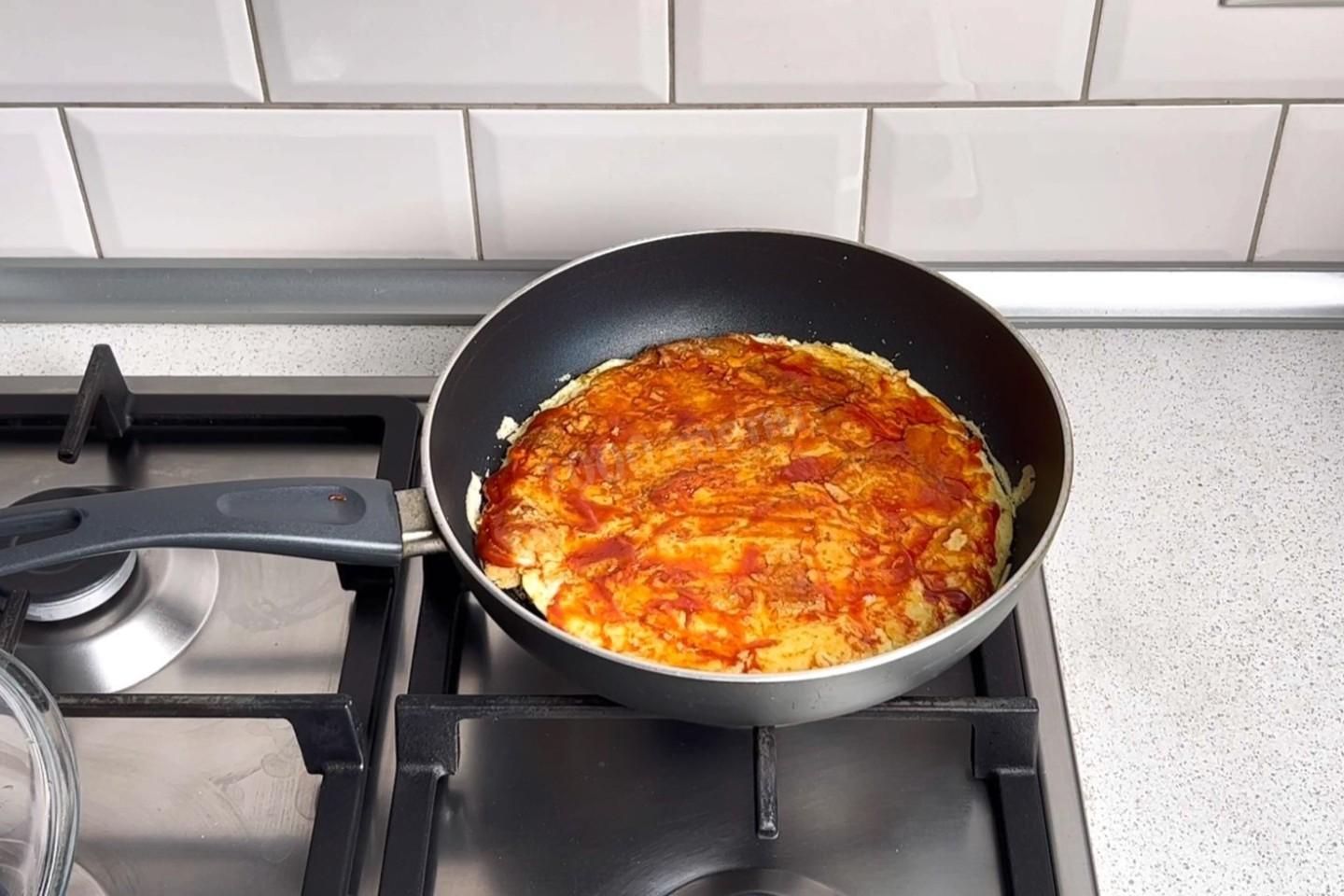 Шаг 9 приготовления Пицца на хлебе на сковороде