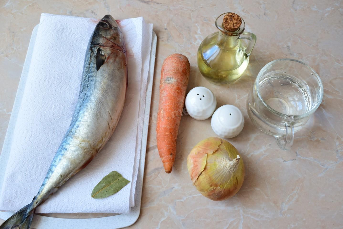 Шаг 1 приготовления Скумбрия с луком и морковью на сковороде