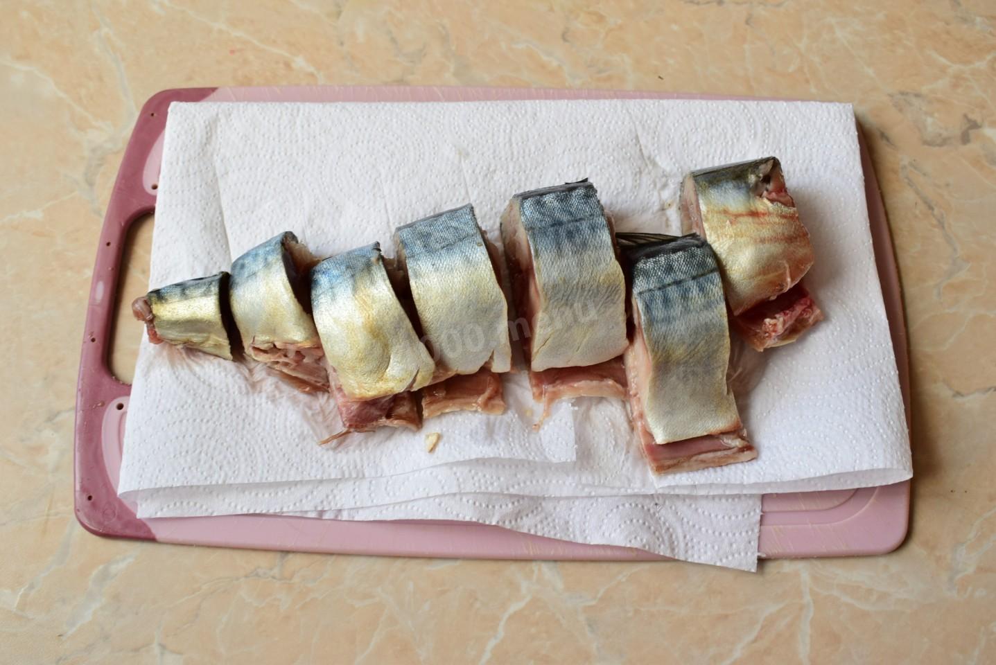 Шаг 2 приготовления Скумбрия с луком и морковью на сковороде