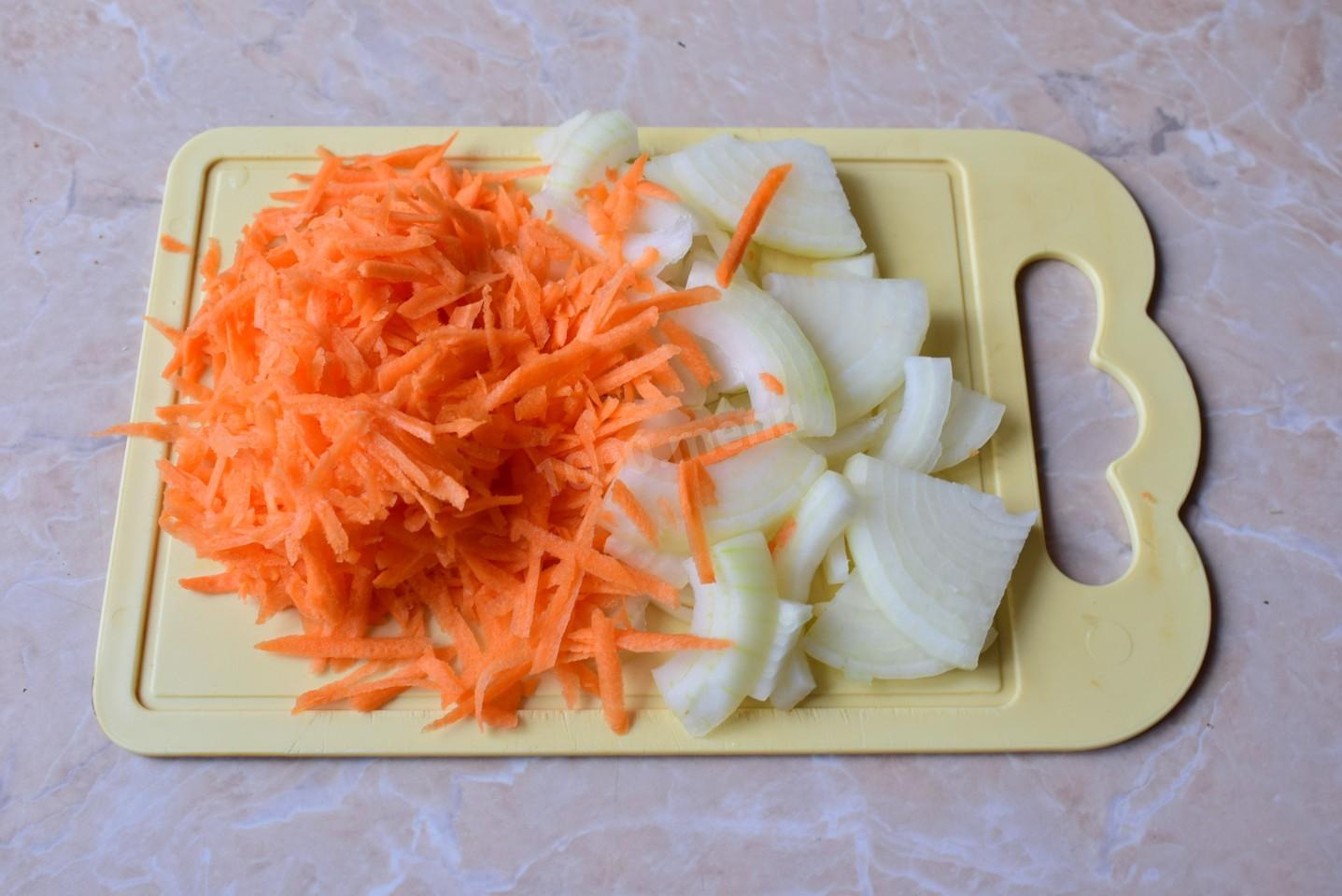 Шаг 3 приготовления Скумбрия с луком и морковью на сковороде