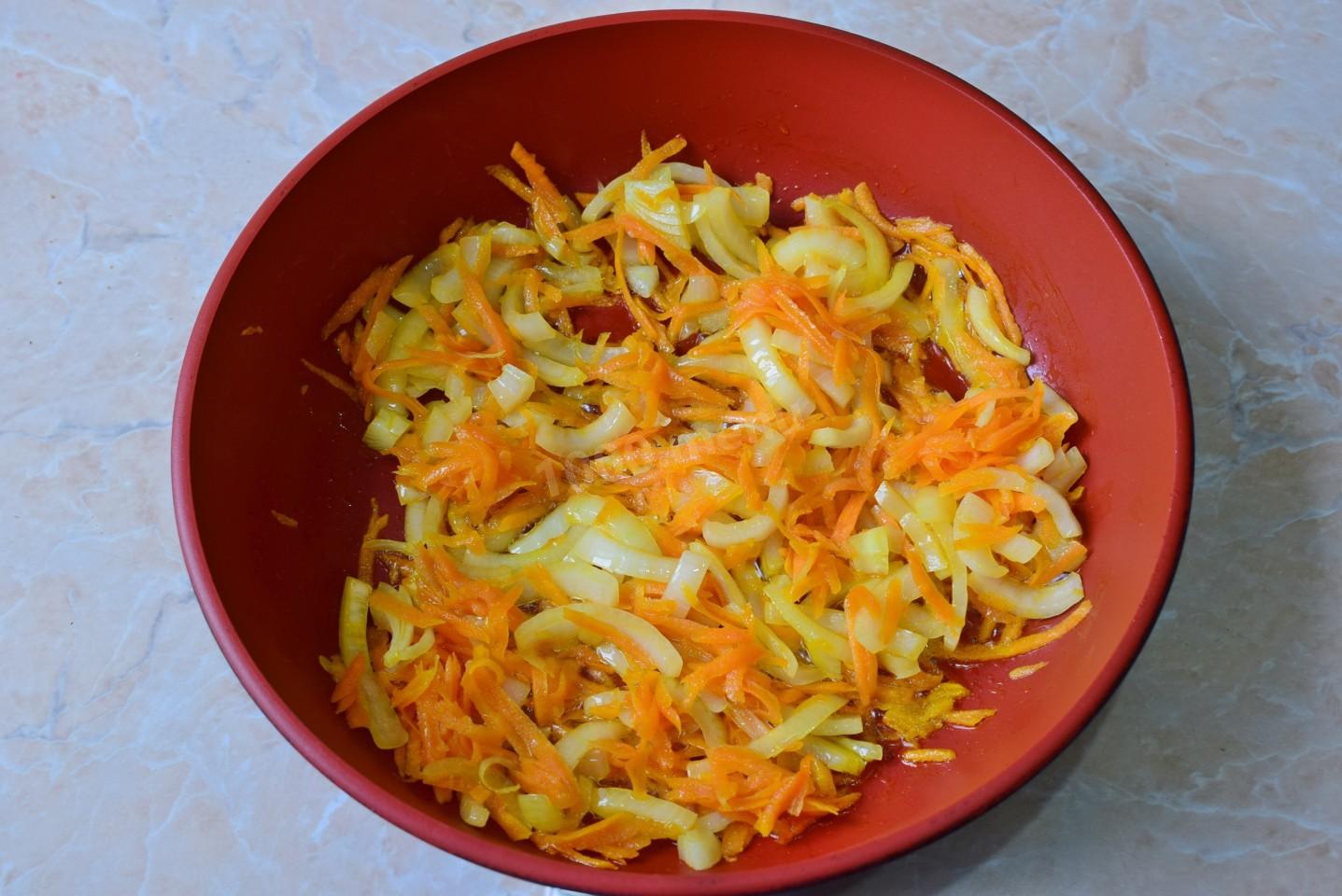 Шаг 4 приготовления Скумбрия с луком и морковью на сковороде