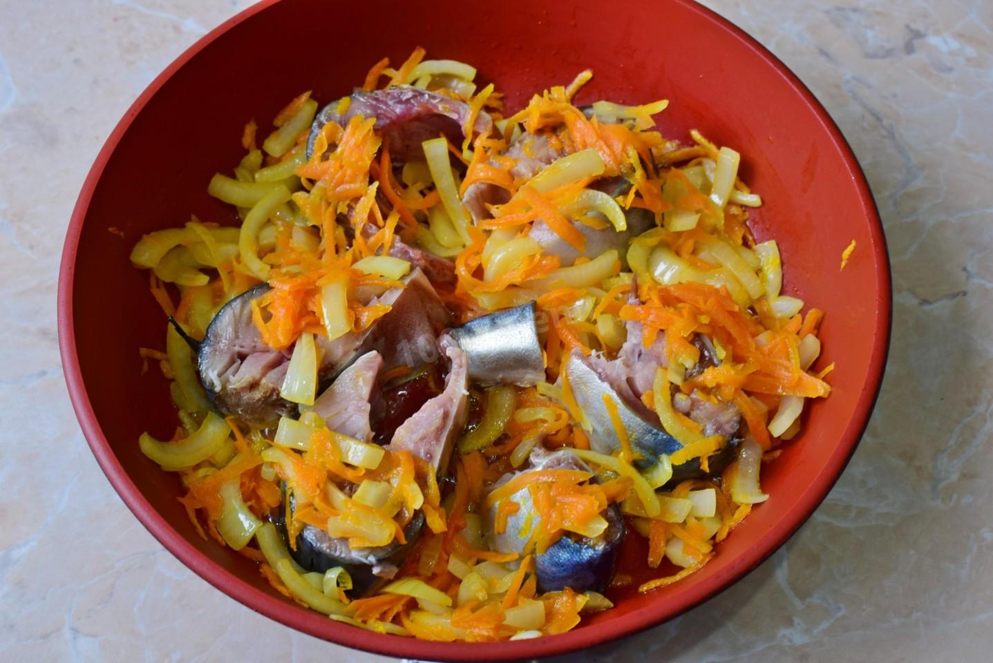 Шаг 5 приготовления Скумбрия с луком и морковью на сковороде