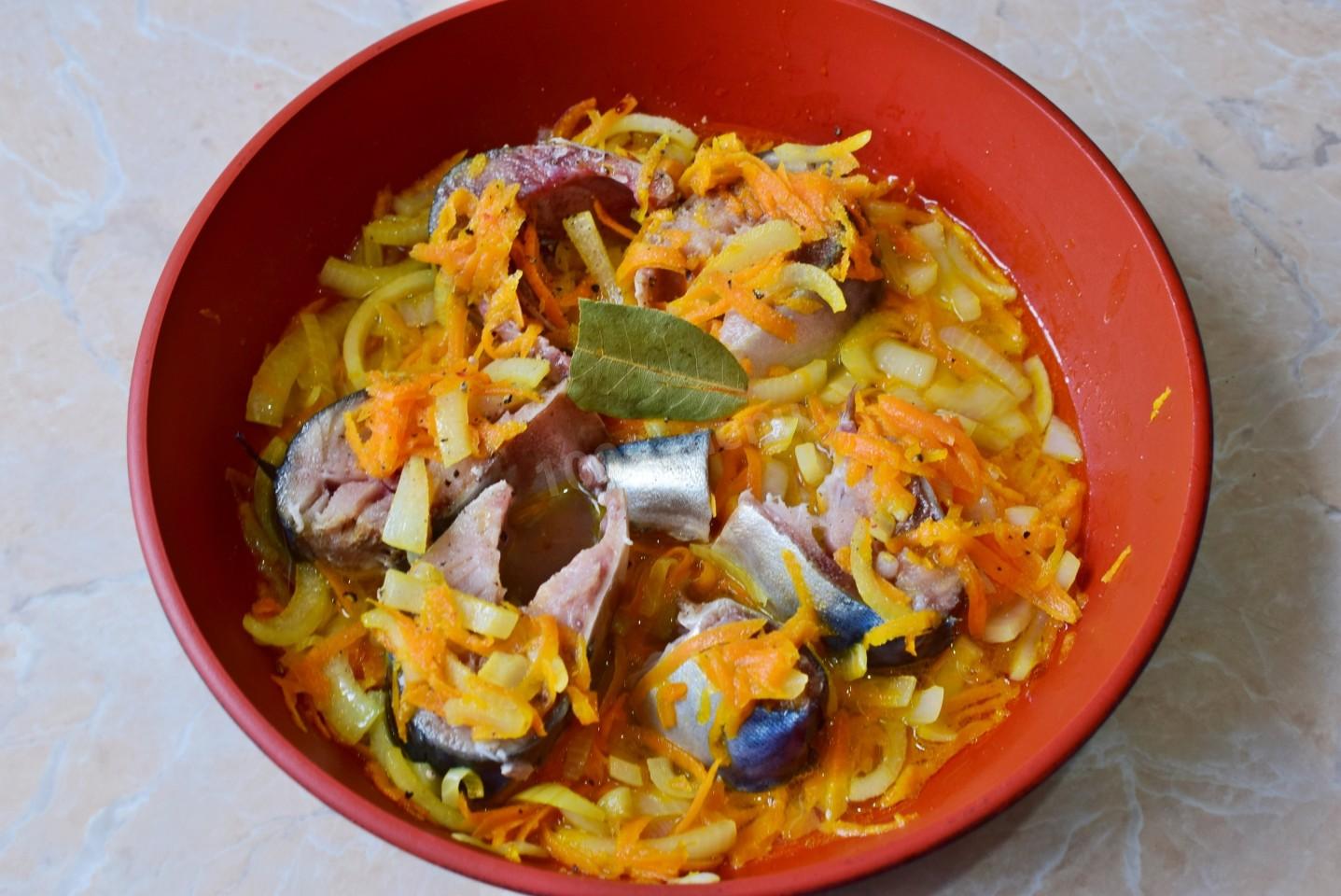 Шаг 6 приготовления Скумбрия с луком и морковью на сковороде