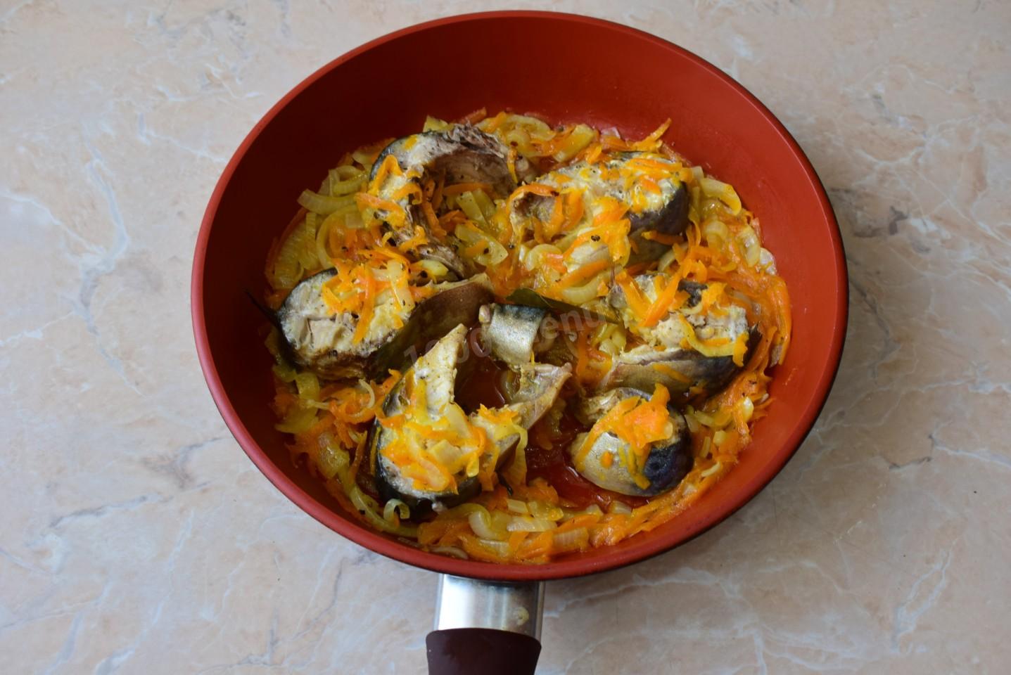 Шаг 7 приготовления Скумбрия с луком и морковью на сковороде