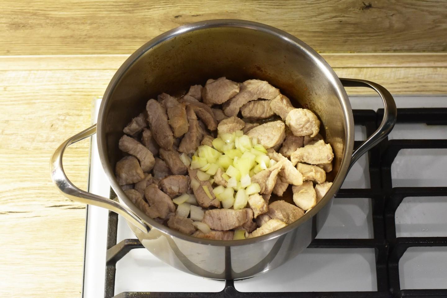 Шаг 5 приготовления Тушеное мясо с подливкой