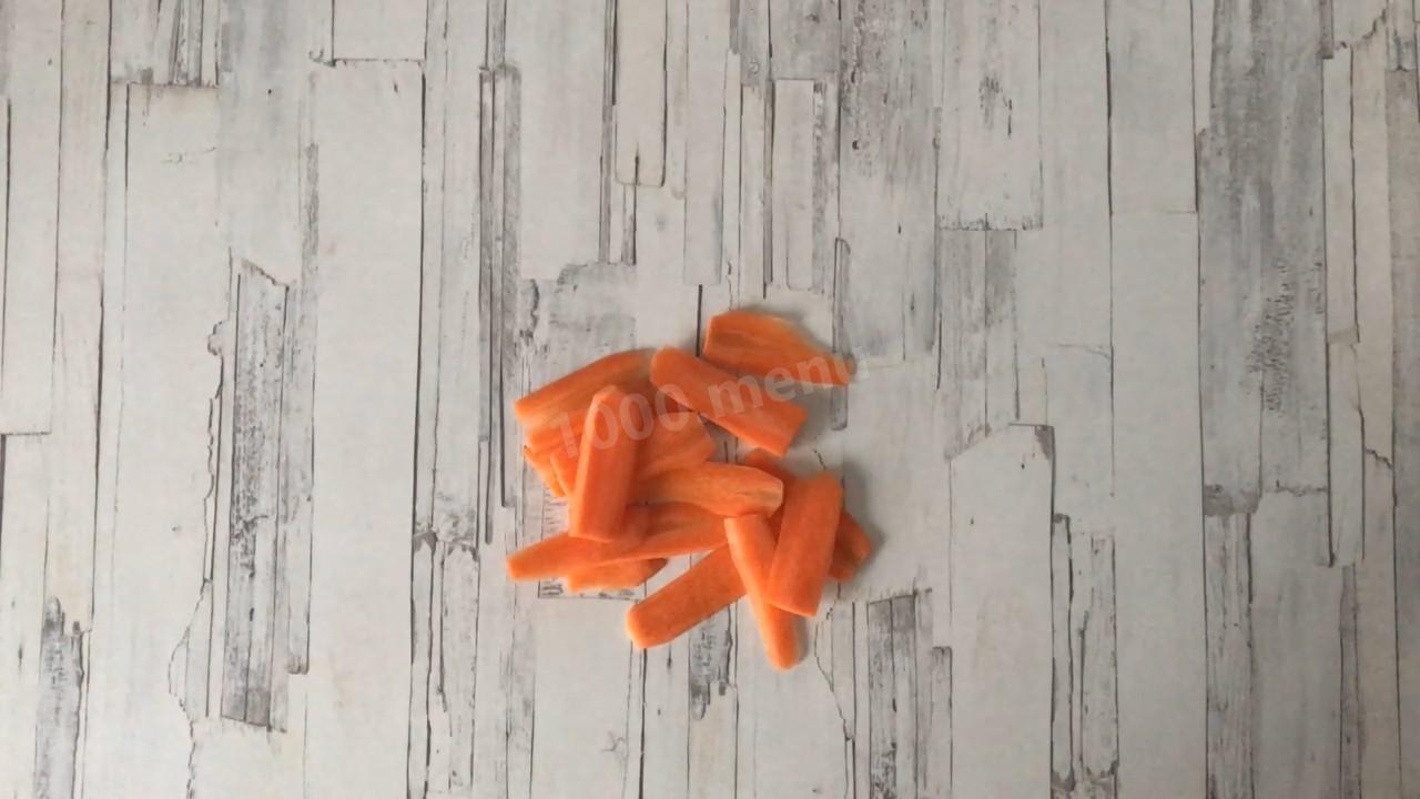 Шаг 3 приготовления Рыба в пергаменте с грибами и морковью
