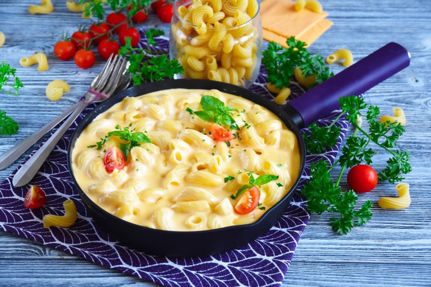 Шаг 13 приготовления Макароны со сметаной и сыром на сковороде