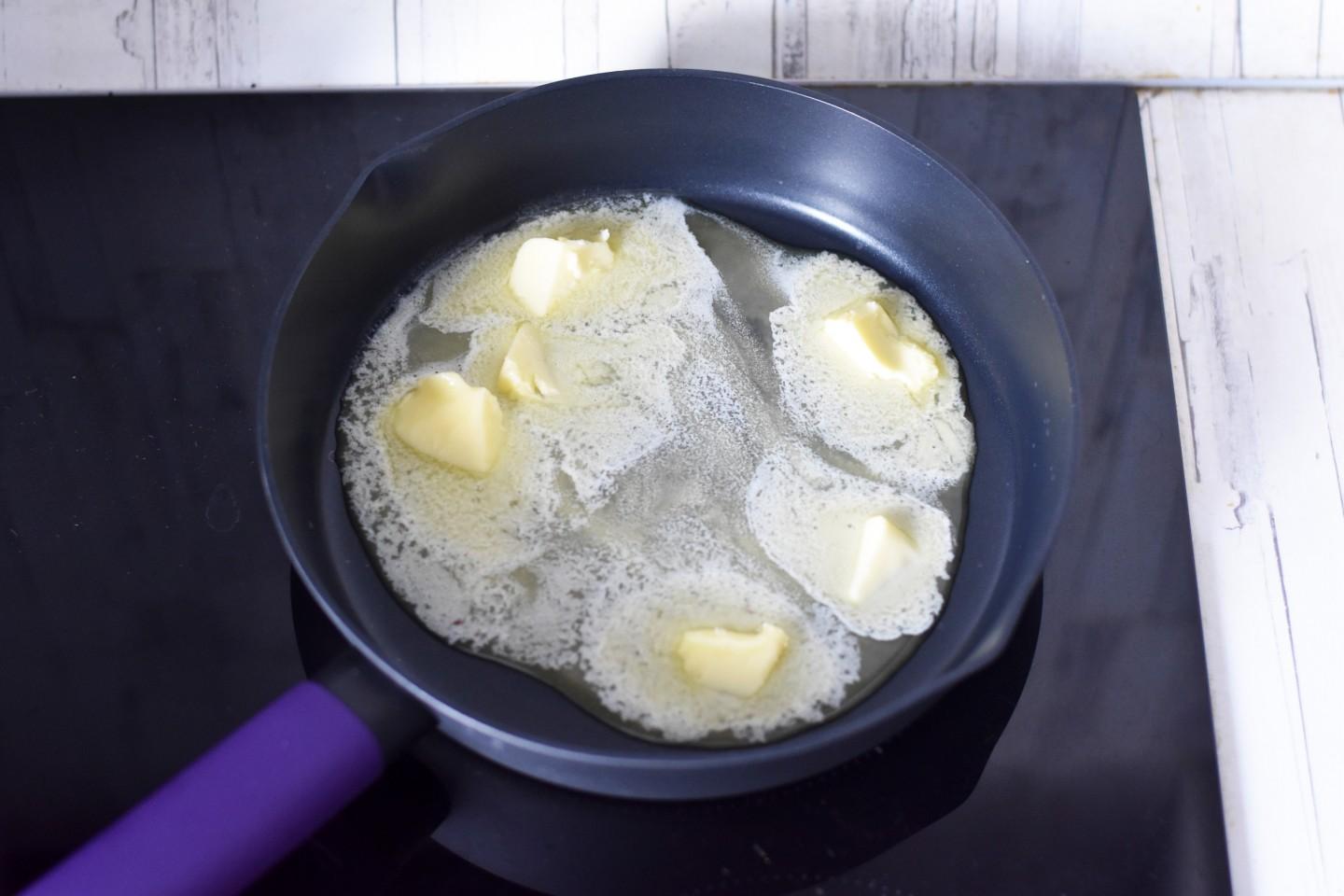 Шаг 5 приготовления Макароны со сметаной и сыром на сковороде