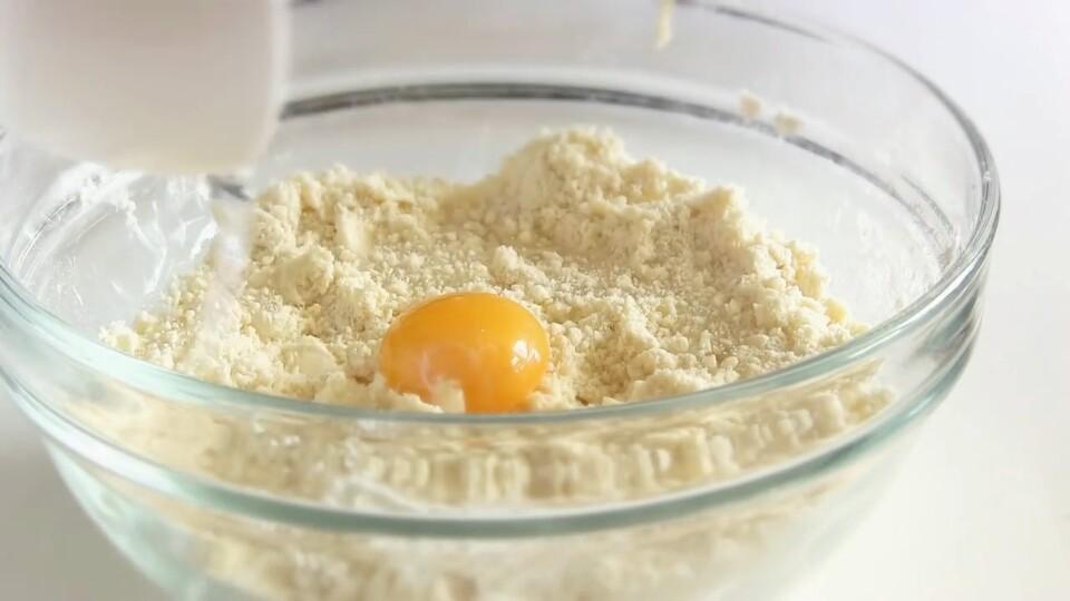 Шаг 4 приготовления Яичный пирог с яичной заливкой