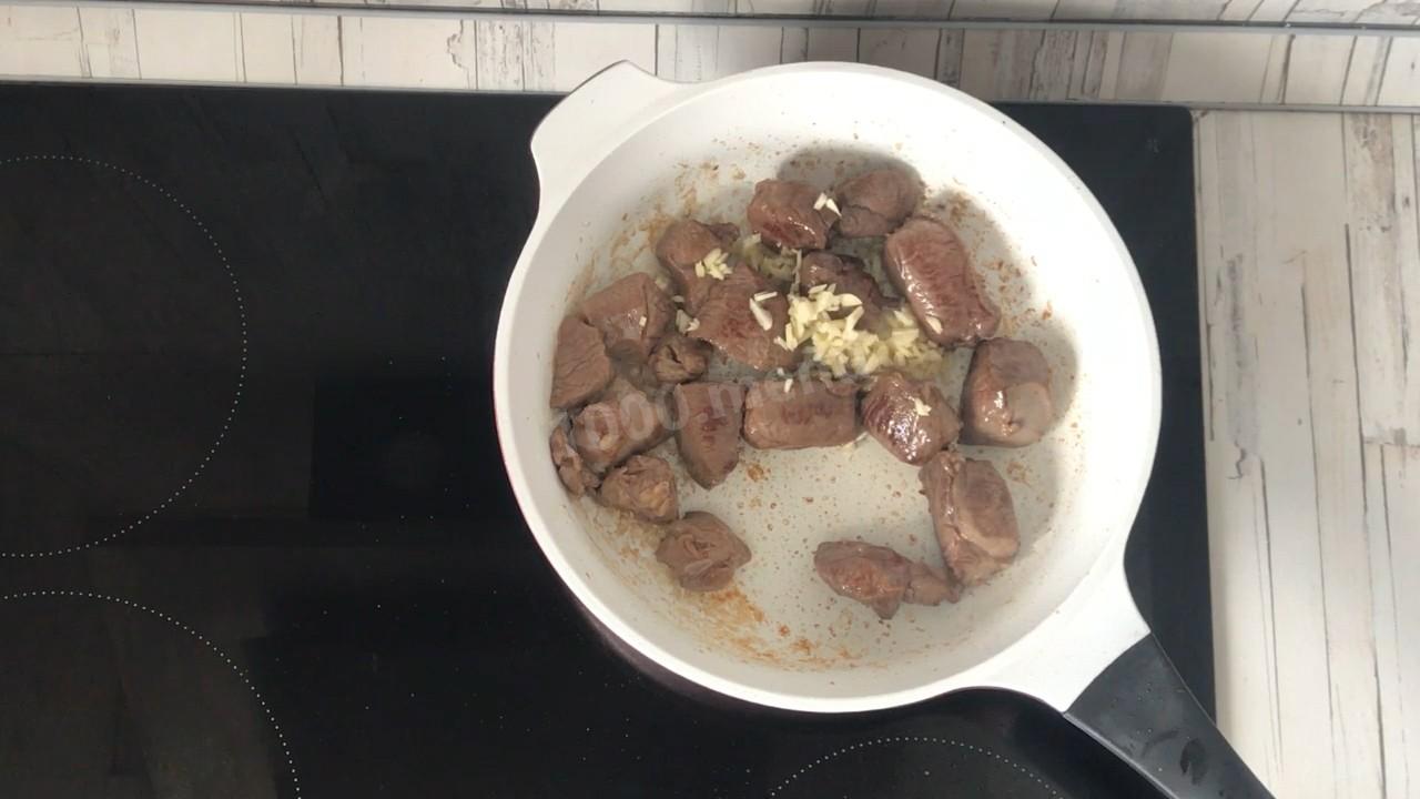 Шаг 5 приготовления Баранина с картошкой тушеная